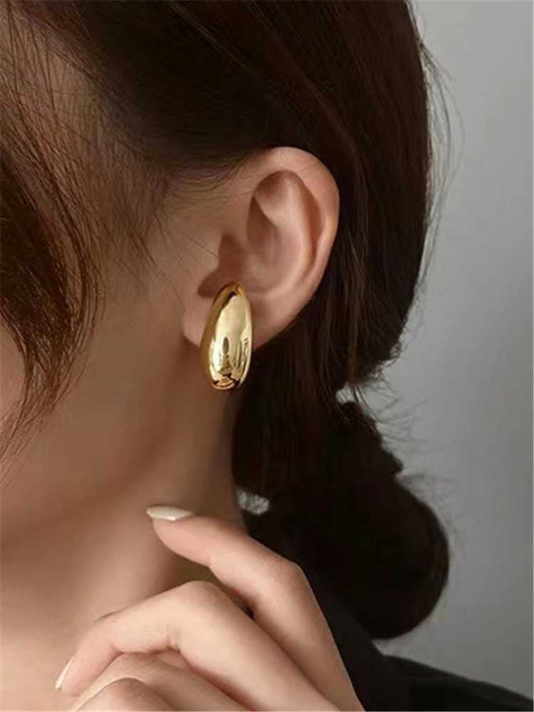 2Pcs Stylish French retro texture with good surface smooth lop bone clip temperament metal clip earrings for womenX240913