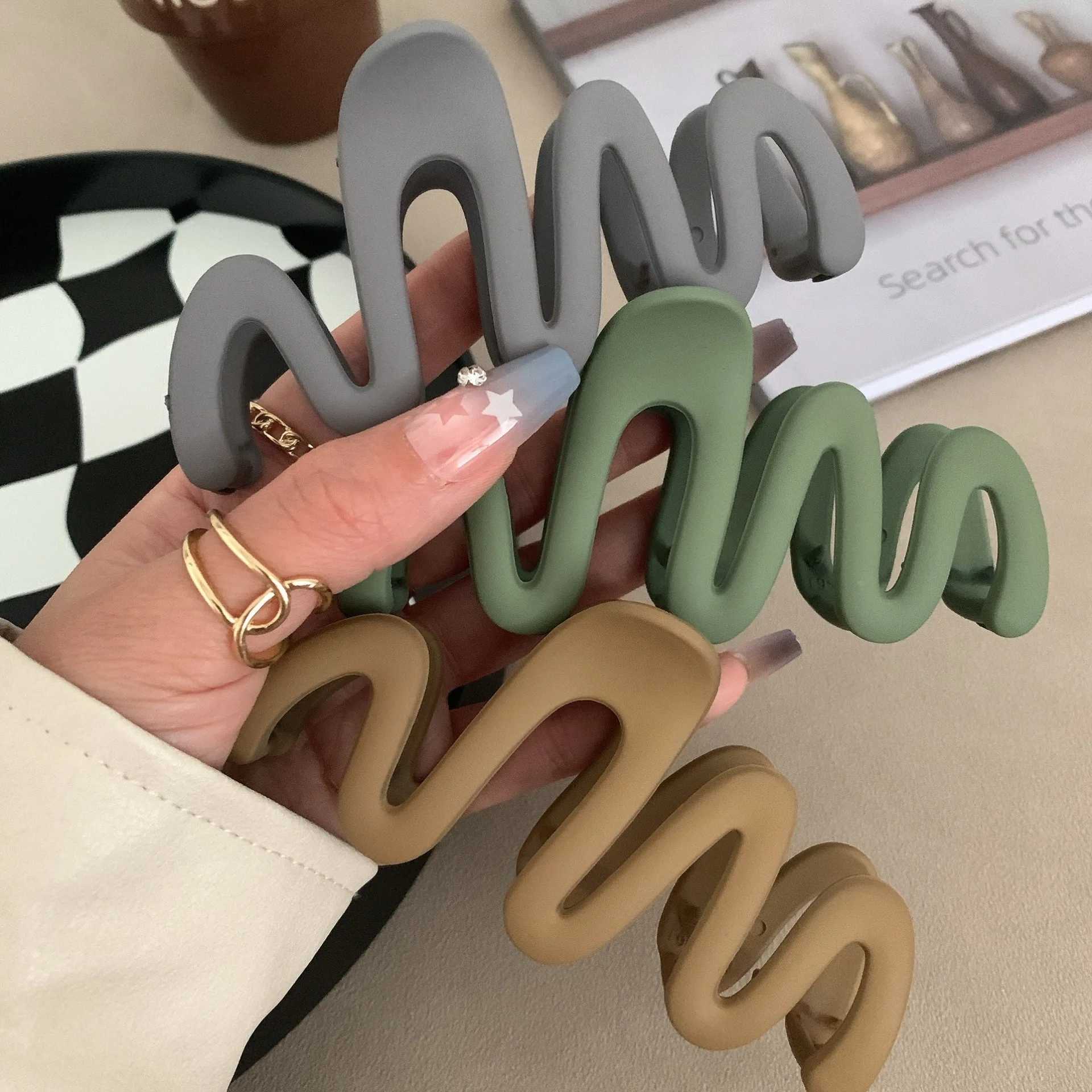 2023 New Trendy Curve Matt Hair Claw Clip Large Shark Crab Hair Clips Women Hair Accessories INS Female Back of Head HairpinX2409