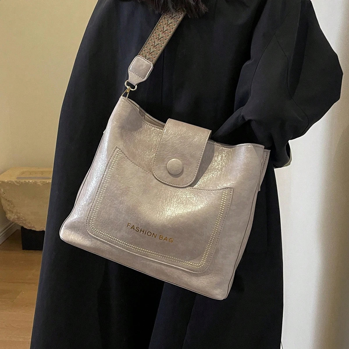 Niche bag Korean version commuting wide shoulder bag premium bag retro cross body bag 240912