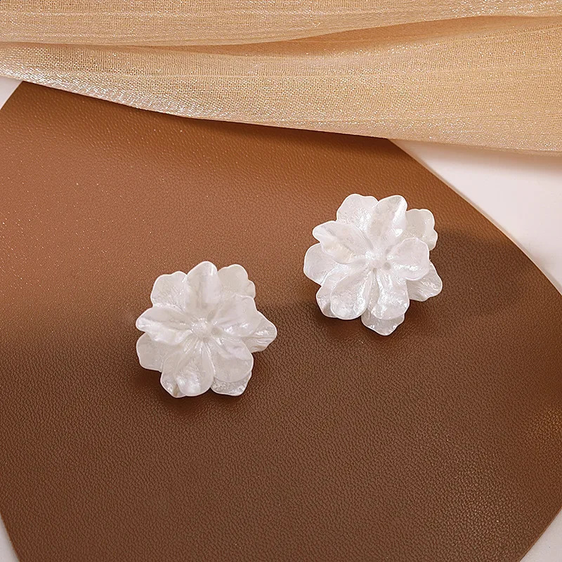 White Flower Stud Earrings for Women Folded Acrylic Side Charming Sweet Floral Girls Japanese Style Ear Jewelry 2023 240906