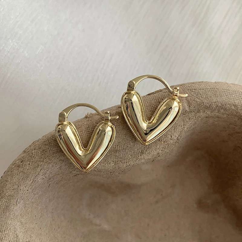 2023 Trendy Heart Stud Earrings For Women Korean Elegant Light Love Dangle Earring Fashion Simple Drop Jewelry Girls Gift 240906