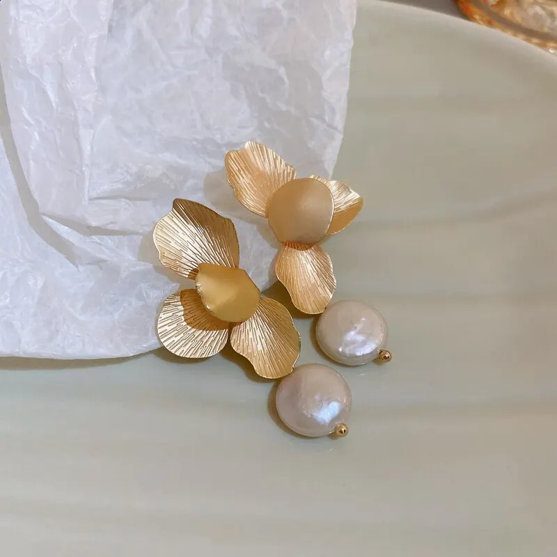 Elegant Natural Freshwater Pearls Earrings For Women Vintage Golden Petals Flower Drop Earring Jewelry Party Wedding 240906