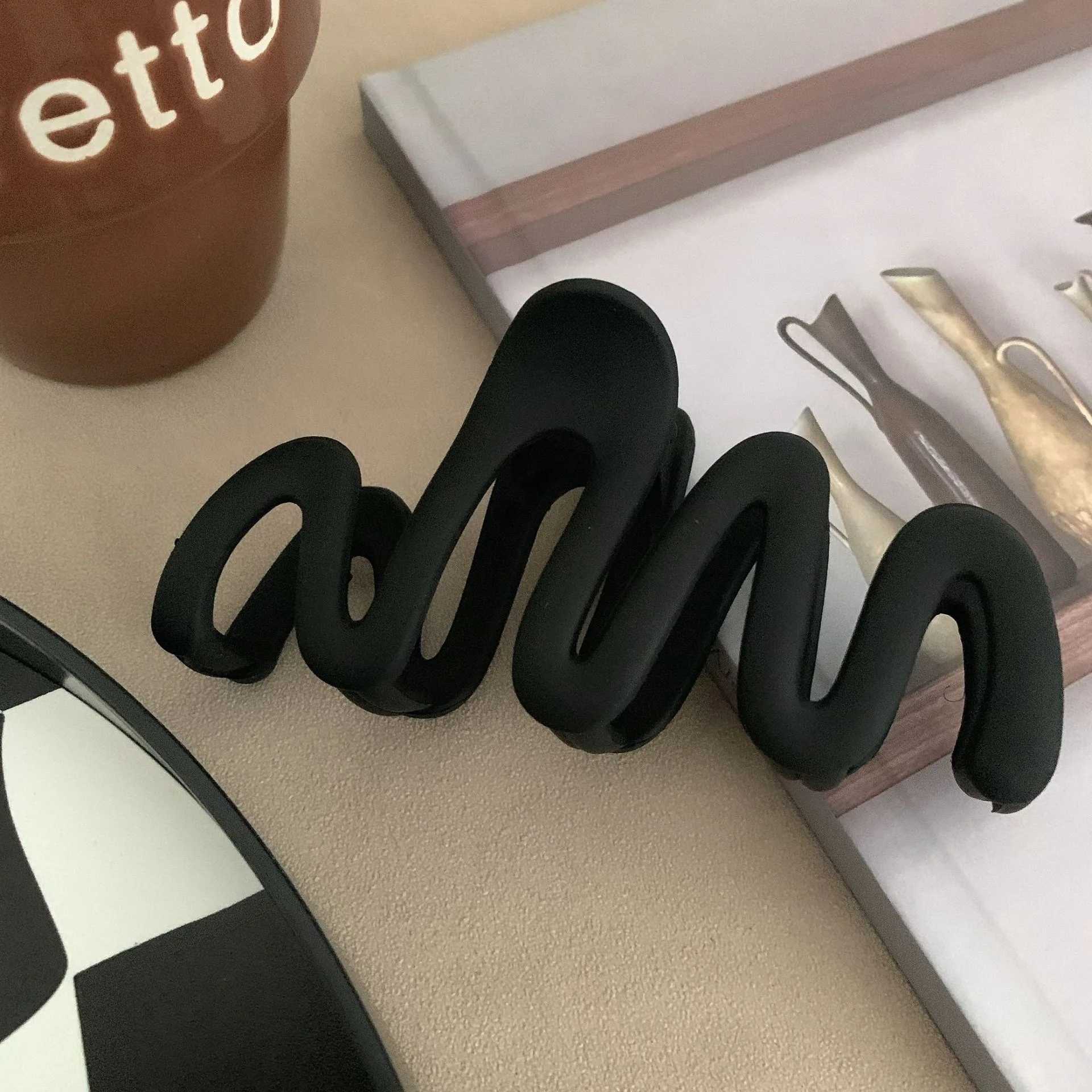 2023 New Trendy Curve Matt Hair Claw Clip Large Shark Crab Hair Clips Women Hair Accessories INS Female Back of Head HairpinX2409