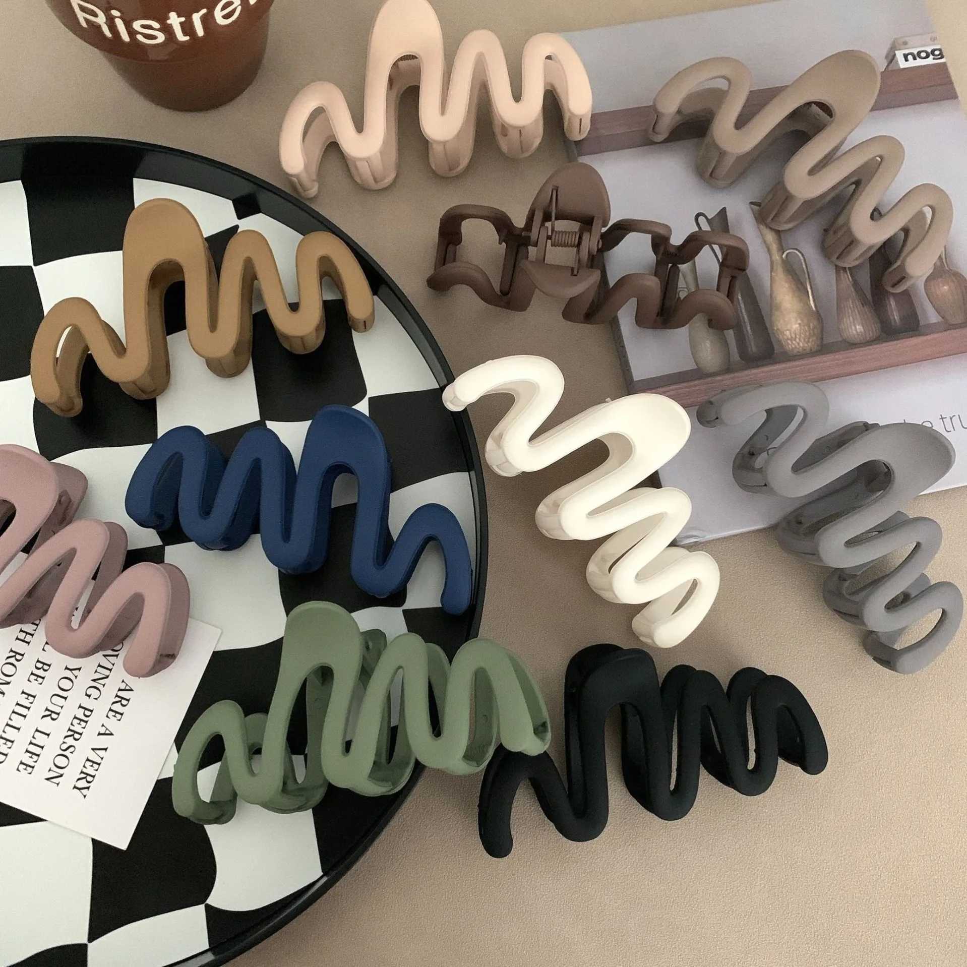 2023 New Trendy Curve Matt Hair Claw Clip Large Shark Crab Hair Clips Women Hair Accessories INS Female Back of Head HairpinX2409