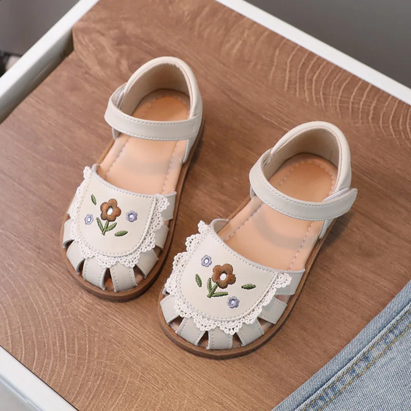 Summer girls sandals with exquisite embroidery and lace childrens casual sandals with soft leather near toe small childrens shoes 240913
