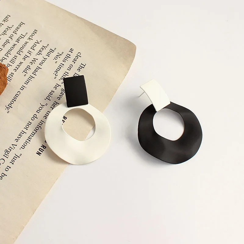 Asymmetric Hollow Round Earrings Black White Contrasting Colors Circle Drop Earring Simple Geometry Statement Jewelry 240906
