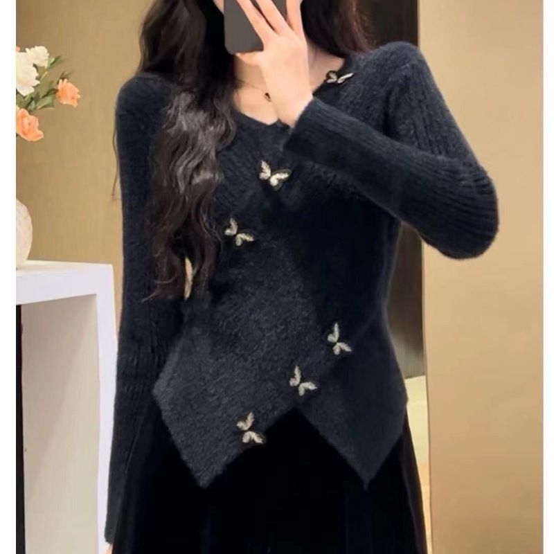 French style pure desire white cross V-neck bow sweater for women in autumn winter, with a niche design and knitted inner as the base layer