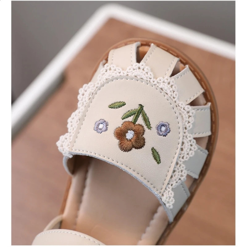 Summer girls sandals with exquisite embroidery and lace childrens casual sandals with soft leather near toe small childrens shoes 240913