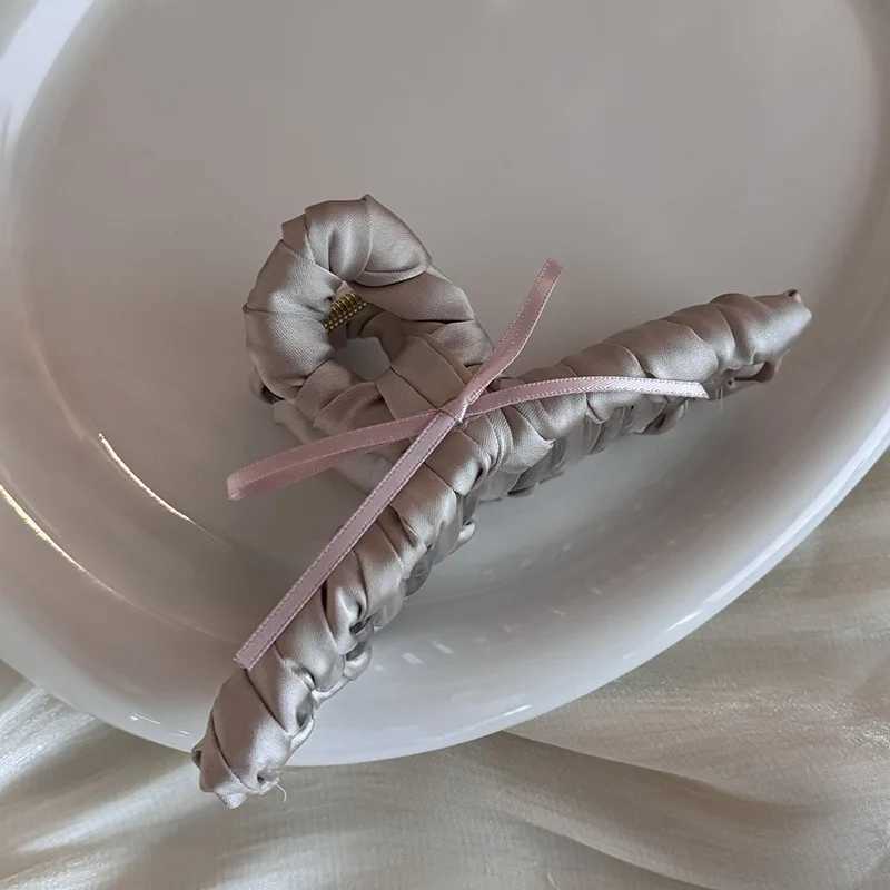 New Arrival Stylish Hair Claw with Ribbon and Shark Teeth Large Size Hair Clip Women Fashionable Fabric-wrapped Hair AccessoryX240912