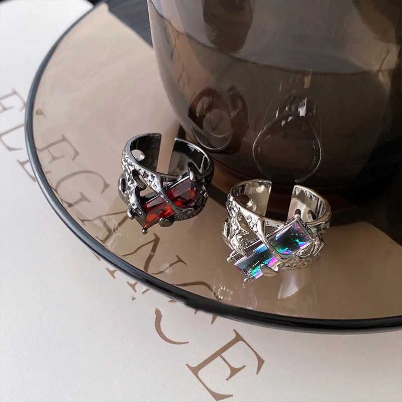 Band Rings 2023 New Punk Black Thorns Vine Twine Red Rhinestones Hollow Unsex Couple Finger Ring Women Men Jewelry Gift H240913