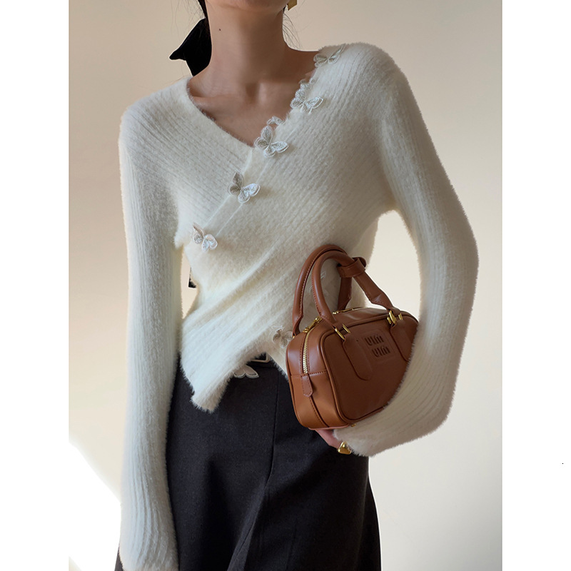 French style pure desire white cross V-neck bow sweater for women in autumn winter, with a niche design and knitted inner as the base layer