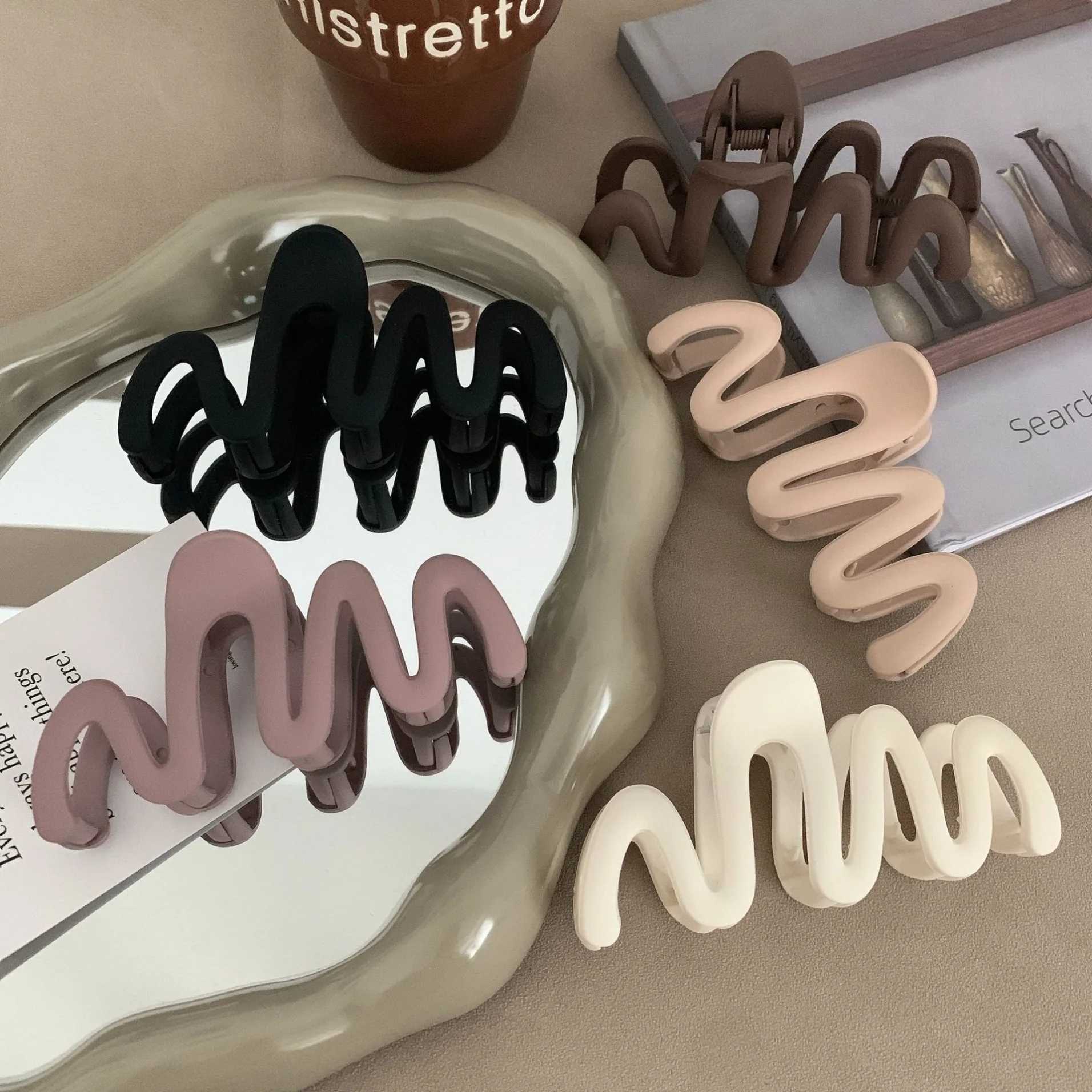2023 New Trendy Curve Matt Hair Claw Clip Large Shark Crab Hair Clips Women Hair Accessories INS Female Back of Head HairpinX2409