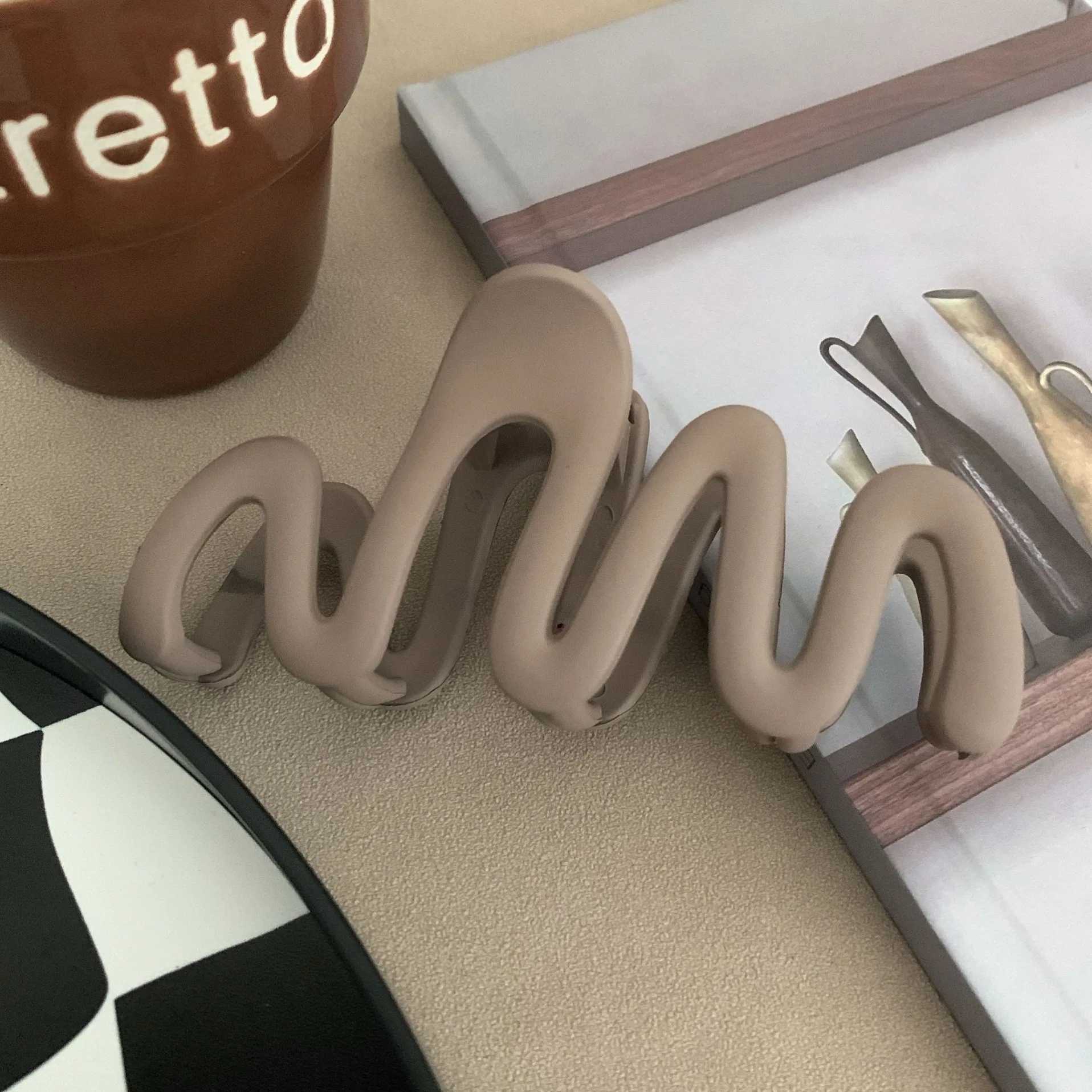 2023 New Trendy Curve Matt Hair Claw Clip Large Shark Crab Hair Clips Women Hair Accessories INS Female Back of Head HairpinX2409