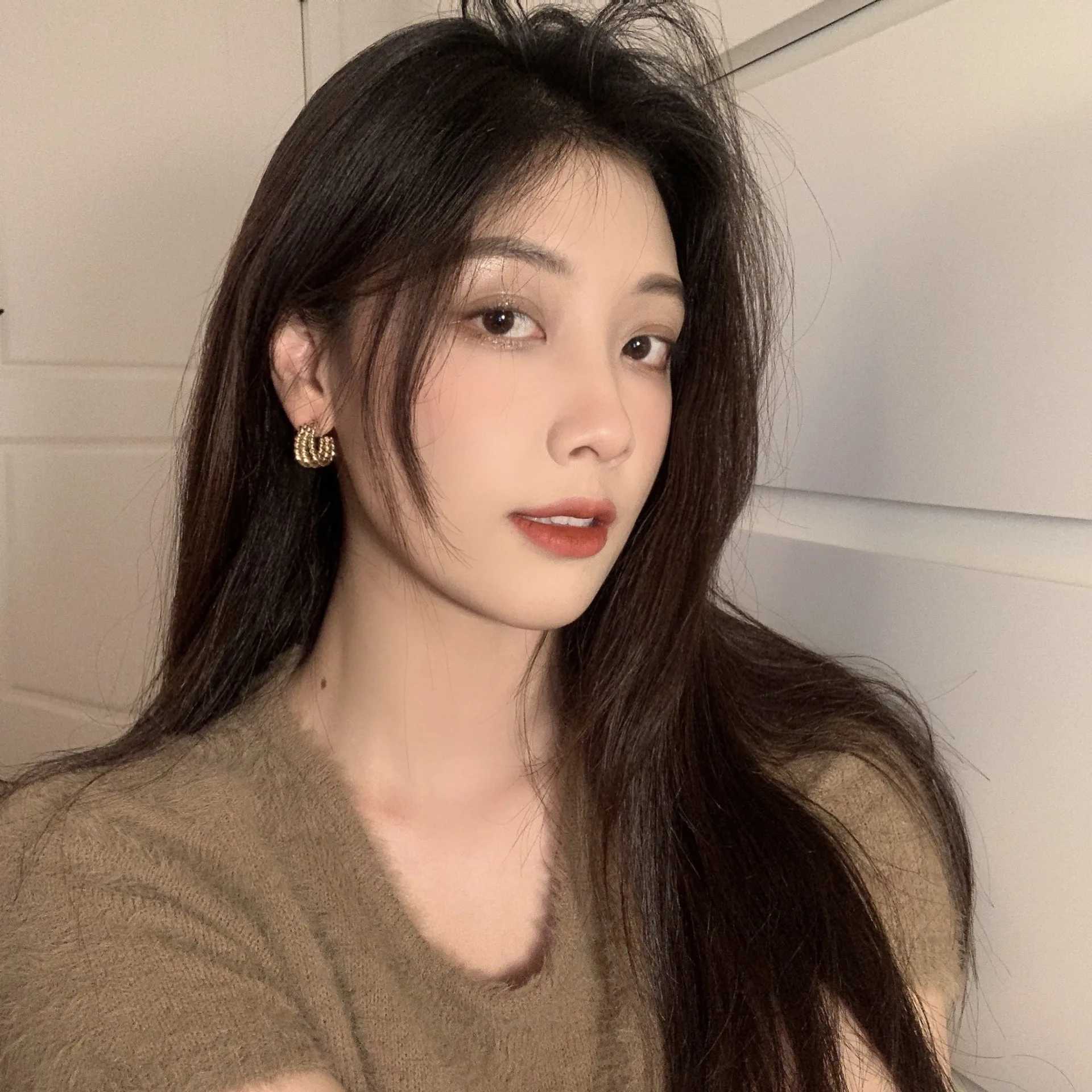 Simple Golden Twist Small Round Ear Clip Earrings Female European American Fashion Retro C Shaped Clip Earrings Without PiercingX240913