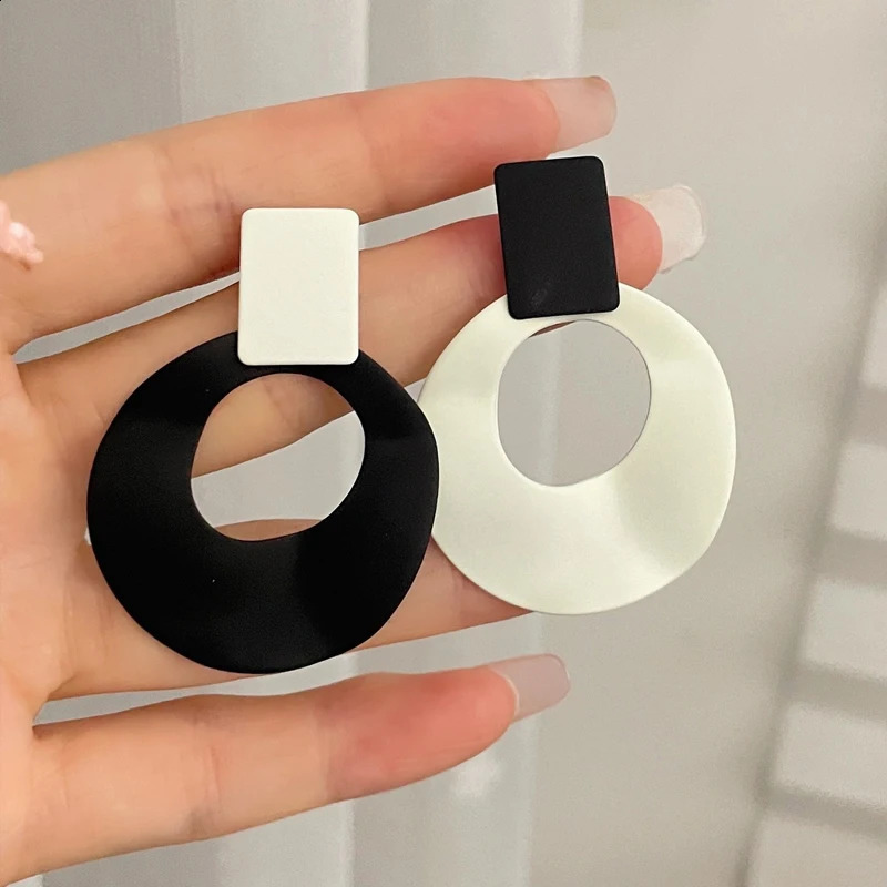 Asymmetric Hollow Round Earrings Black White Contrasting Colors Circle Drop Earring Simple Geometry Statement Jewelry 240906