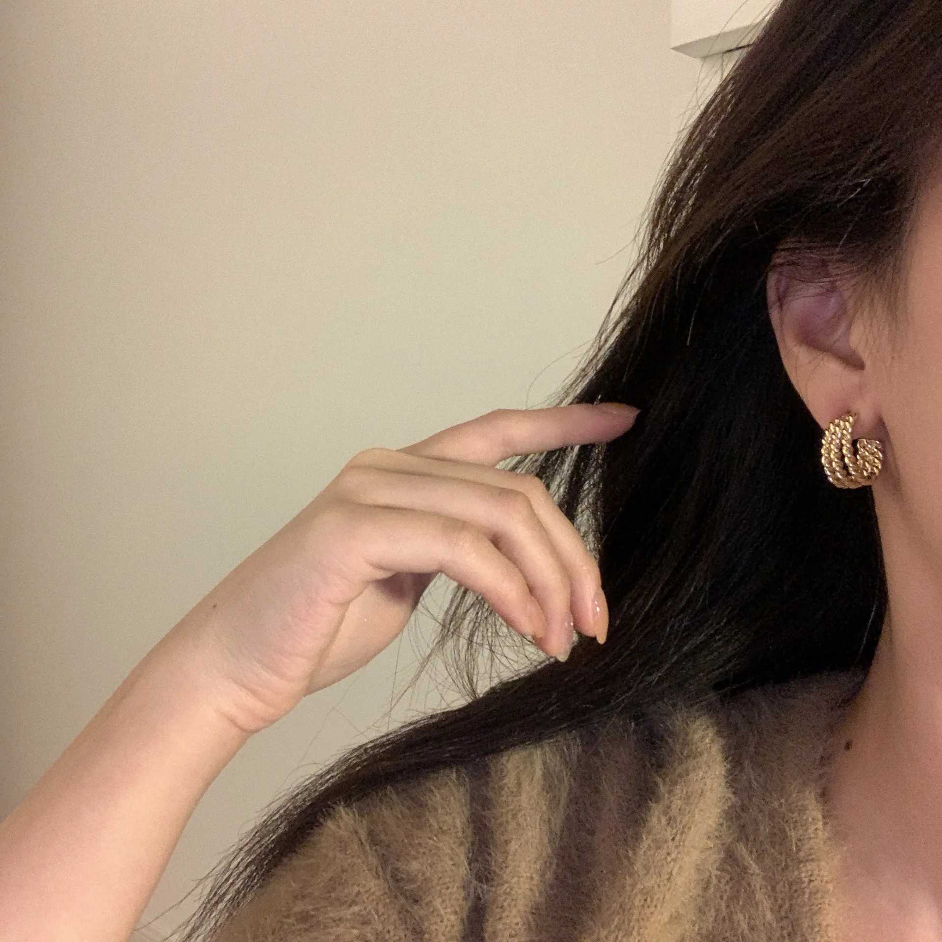 Simple Golden Twist Small Round Ear Clip Earrings Female European American Fashion Retro C Shaped Clip Earrings Without PiercingX240913