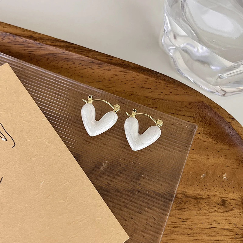 2023 Trendy Heart Stud Earrings For Women Korean Elegant Light Love Dangle Earring Fashion Simple Drop Jewelry Girls Gift 240906