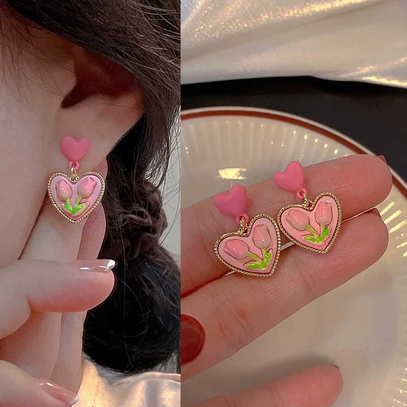 Summer Tulip Pink Love Ear Clip Womens New Small and High End Flower Style Fake Ear Piercing Womens Earrings Trend 2023 GiftX240913