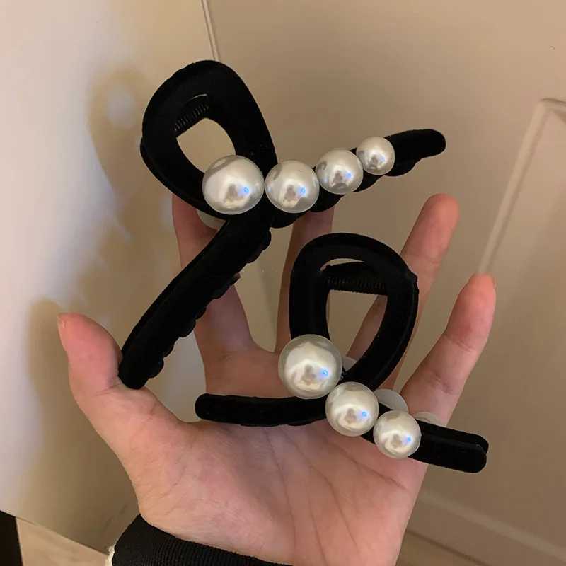 New Arrival Hair Claw in Black Velvet and Pearl French Elegant Hair Accessory Hairstyle Vintage Chic Claw Clip Shark Teeth GripX240912