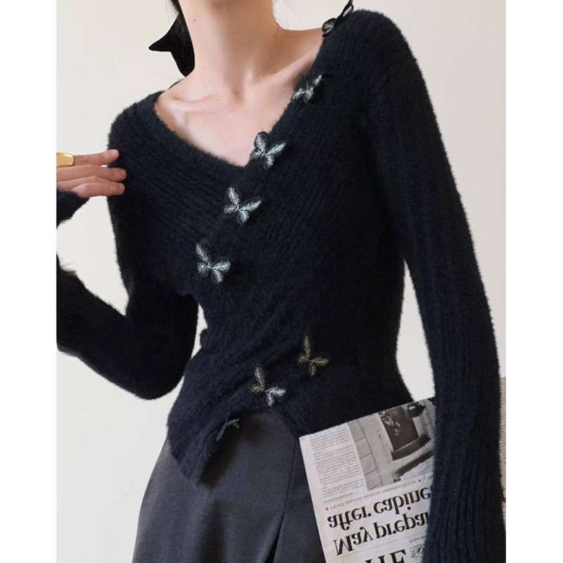 French style pure desire white cross V-neck bow sweater for women in autumn winter, with a niche design and knitted inner as the base layer