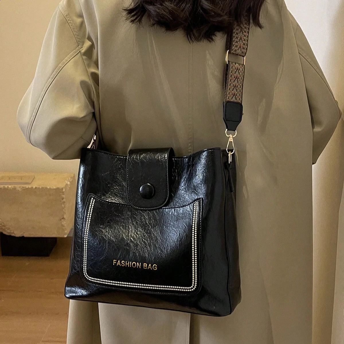 Niche bag Korean version commuting wide shoulder bag premium bag retro cross body bag 240912