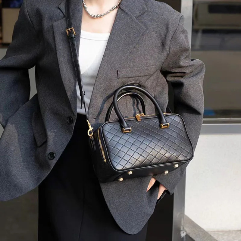 Womens highquality y handbag simple and atmospheric bag hand bill shoulder cross 240910