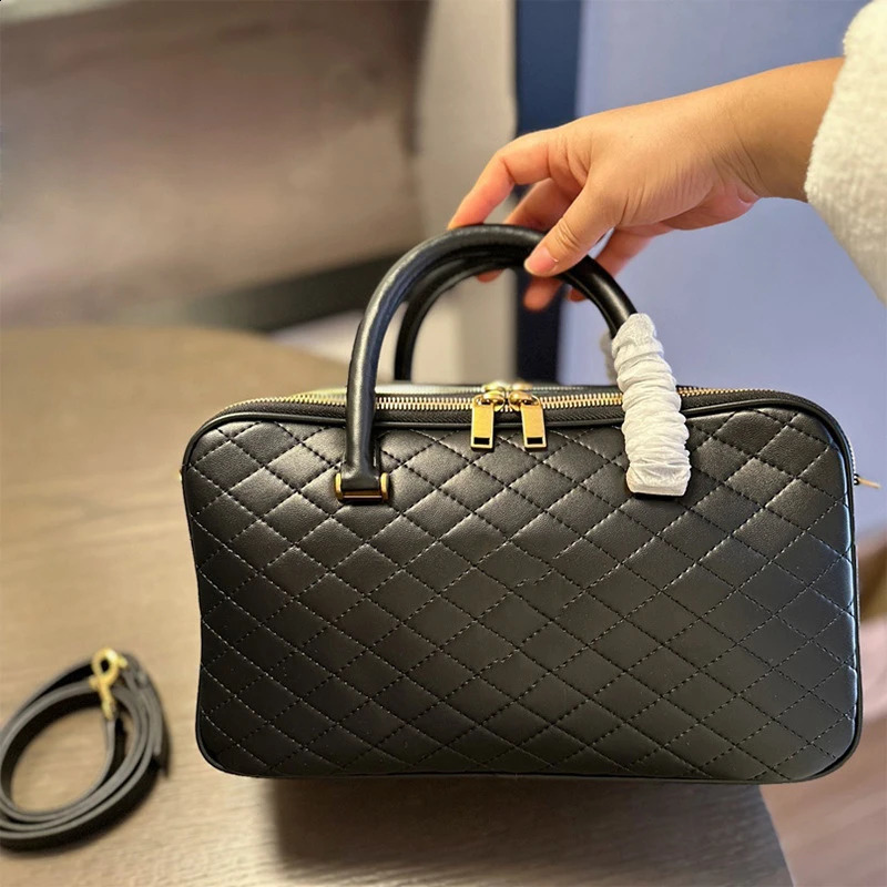 Womens highquality y handbag simple and atmospheric bag hand bill shoulder cross 240910