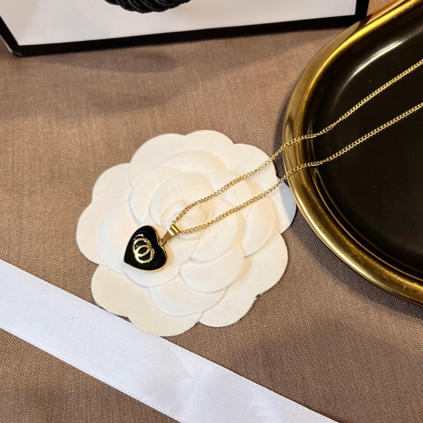 Brand Enamel Heart Necklace Designer Necklaces Pendant Choker Black White Love Chain Women Stainless Steel Letter Jewelry Accessories