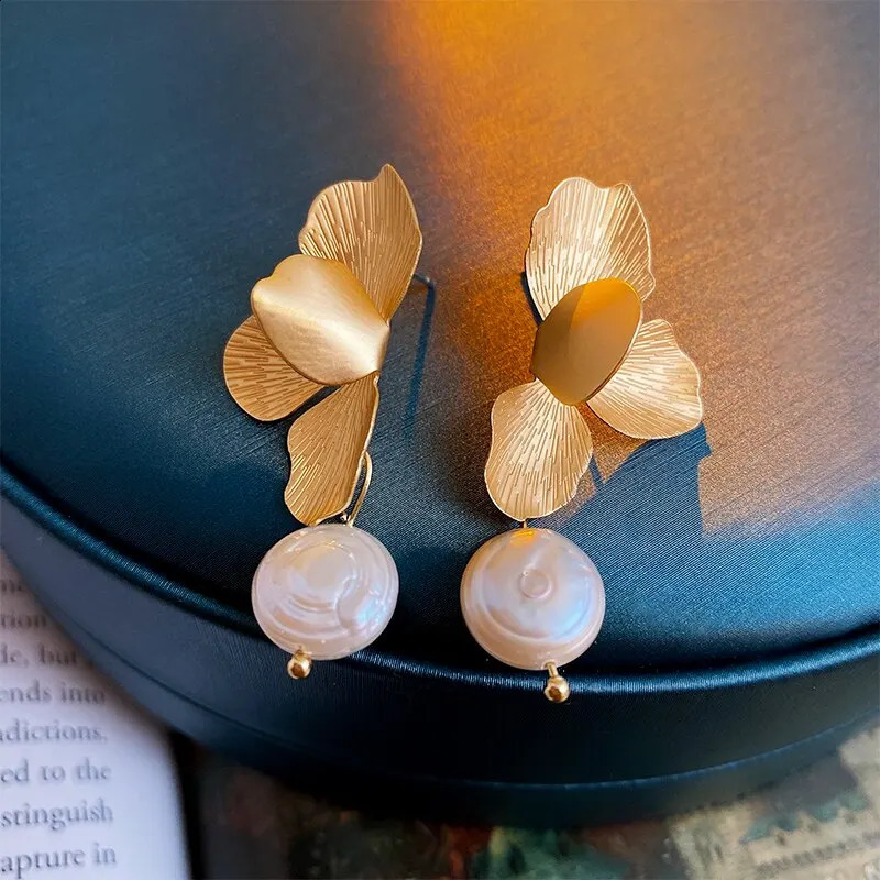 Elegant Natural Freshwater Pearls Earrings For Women Vintage Golden Petals Flower Drop Earring Jewelry Party Wedding 240906