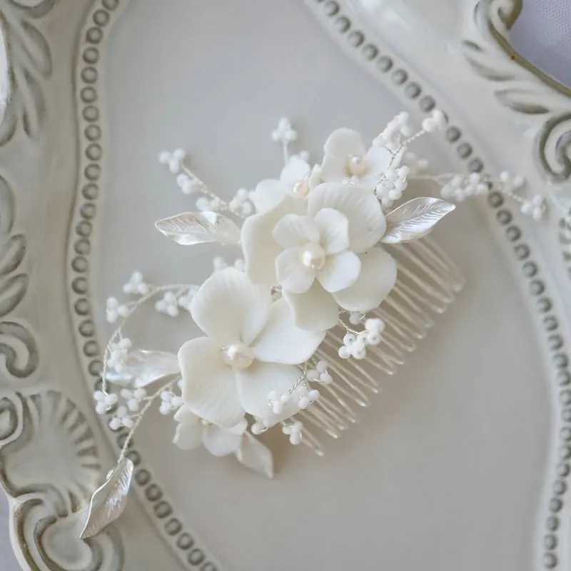 Handmade White Ceramic Flower Hair Comb For Bridal Exquisite Gold Color Leaf Pearl Wedding Tiara Accessories Prom JewelryX240913