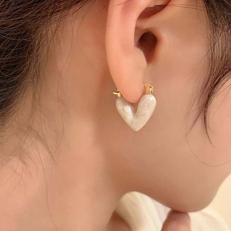 2023 Trendy Heart Stud Earrings For Women Korean Elegant Light Love Dangle Earring Fashion Simple Drop Jewelry Girls Gift 240906