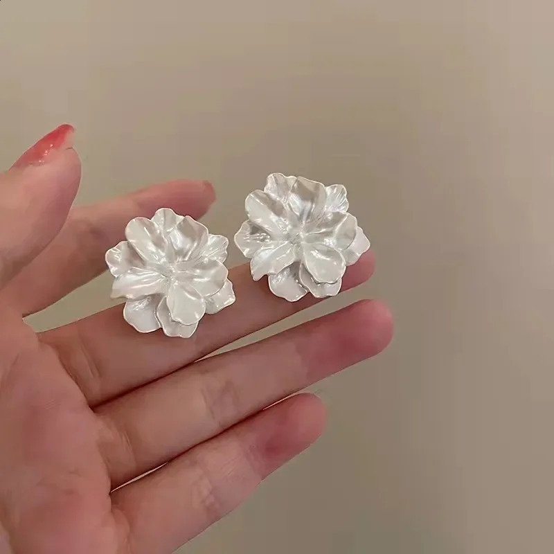 White Flower Stud Earrings for Women Folded Acrylic Side Charming Sweet Floral Girls Japanese Style Ear Jewelry 2023 240906