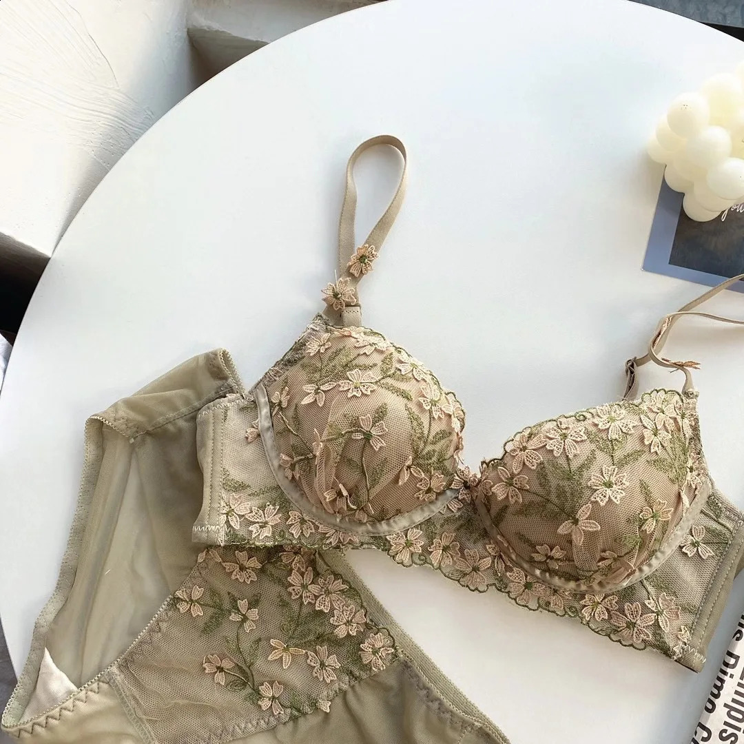 Lightweight y lingerie for women with floral embroidery lace steel ring top support small chest padding adjustable bra 240913