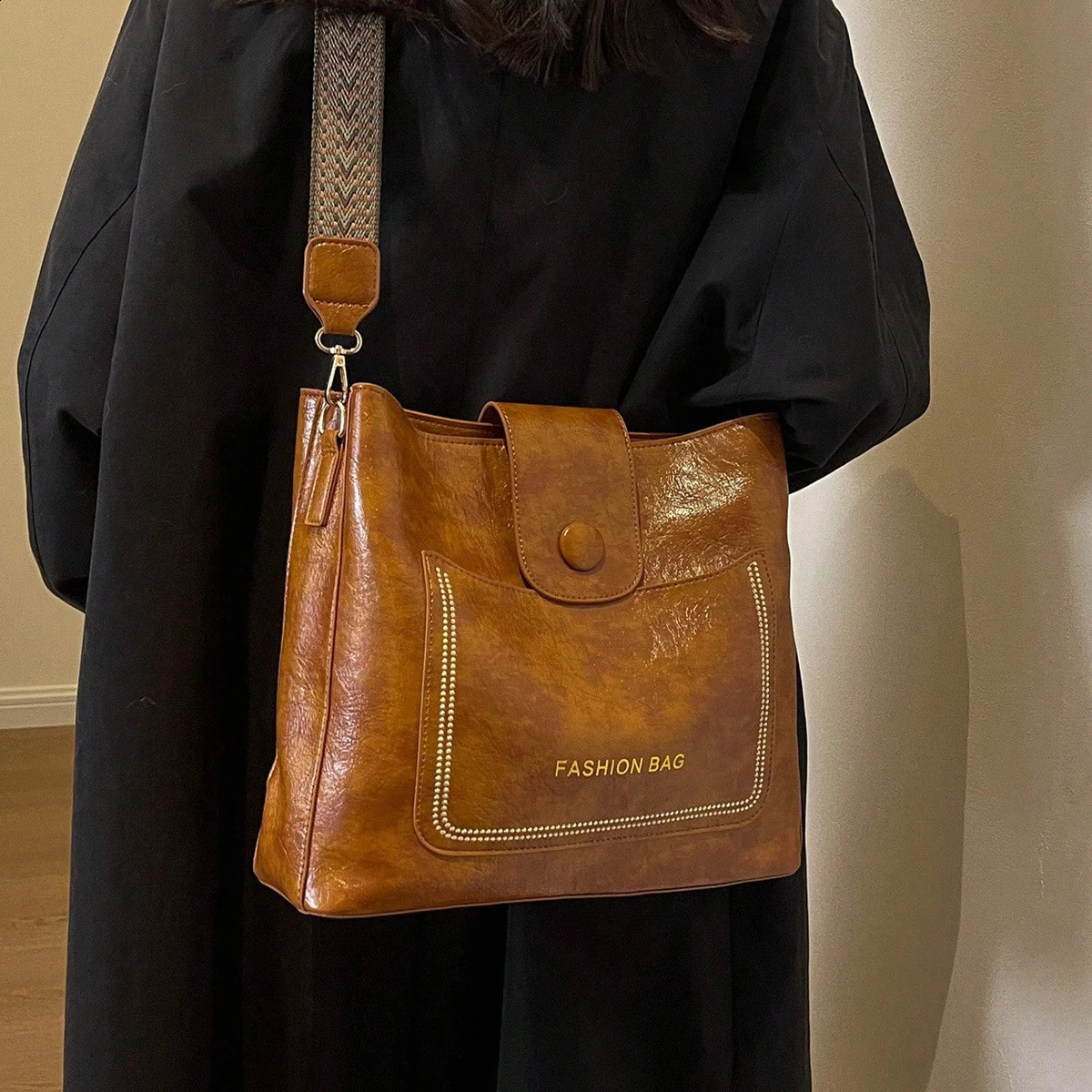 Niche bag Korean version commuting wide shoulder bag premium bag retro cross body bag 240912