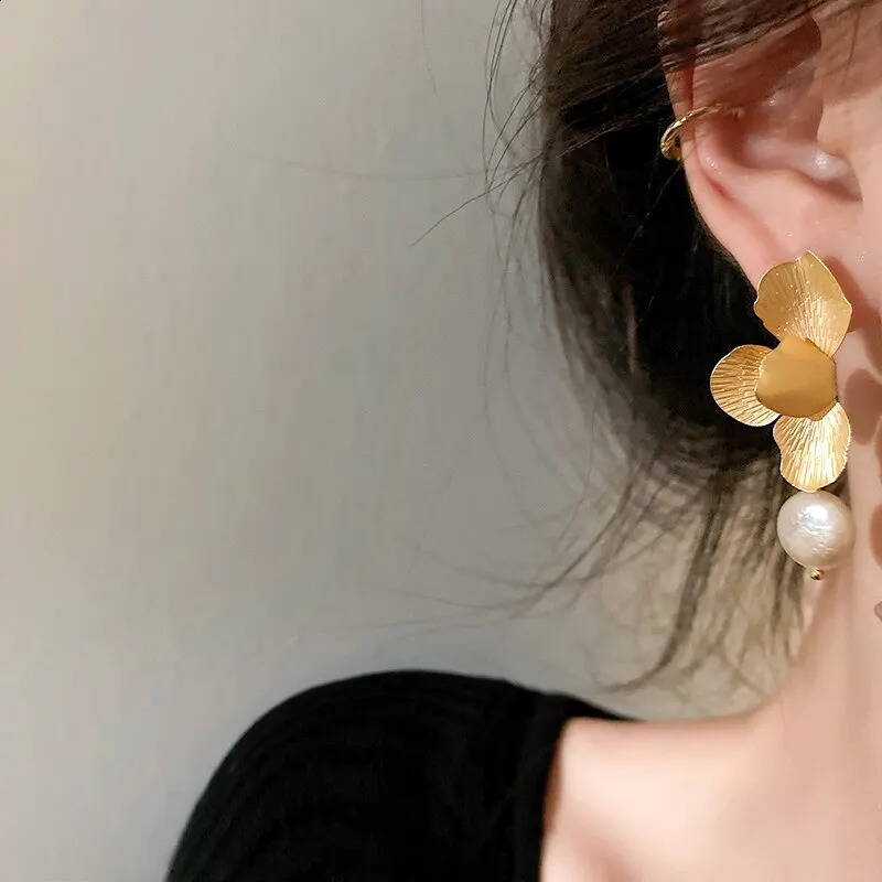 Elegant Natural Freshwater Pearls Earrings For Women Vintage Golden Petals Flower Drop Earring Jewelry Party Wedding 240906