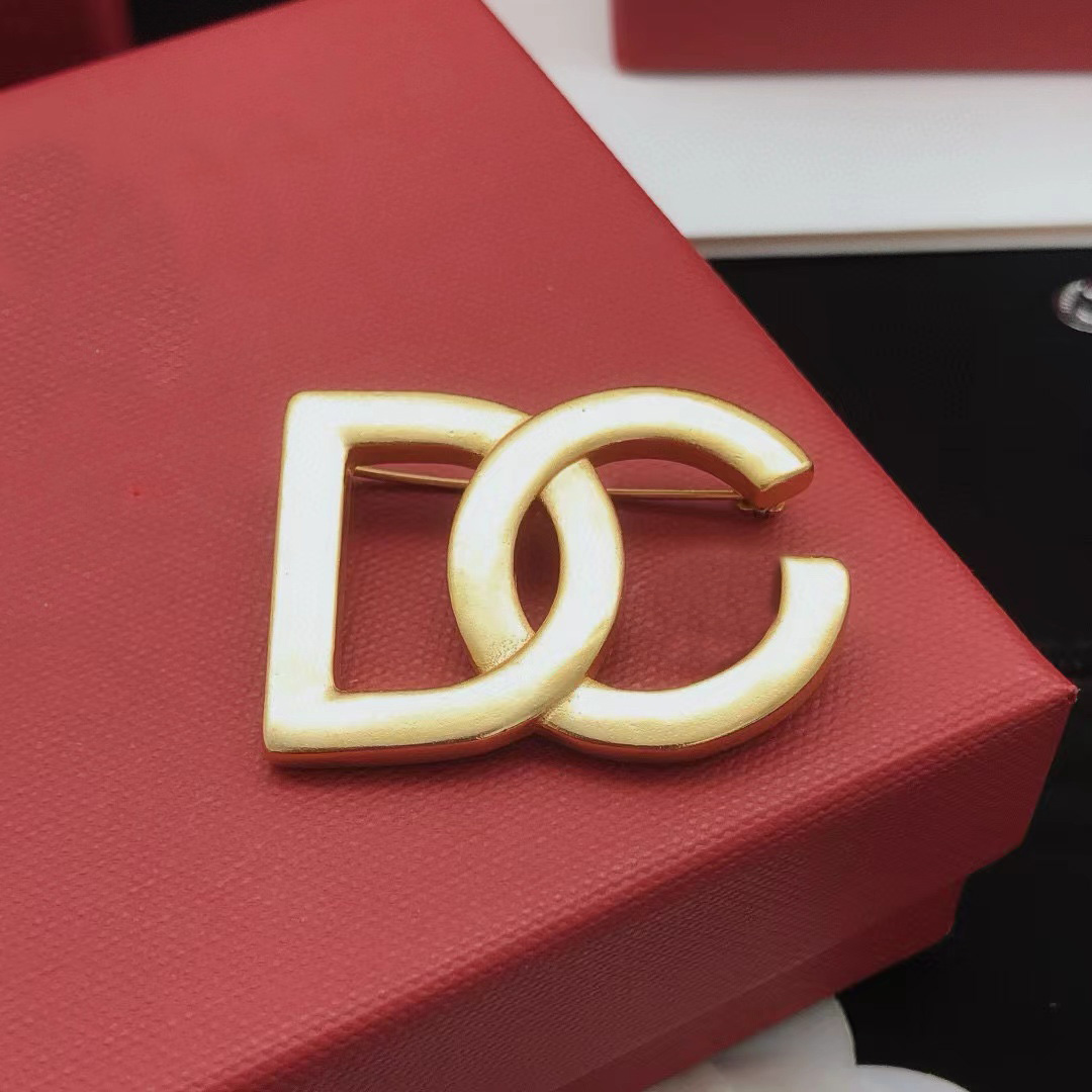 Classic style Letter Pins Brooches Fashion exquisite brand designer brooches men and women alike gift jewelry gold silver optional