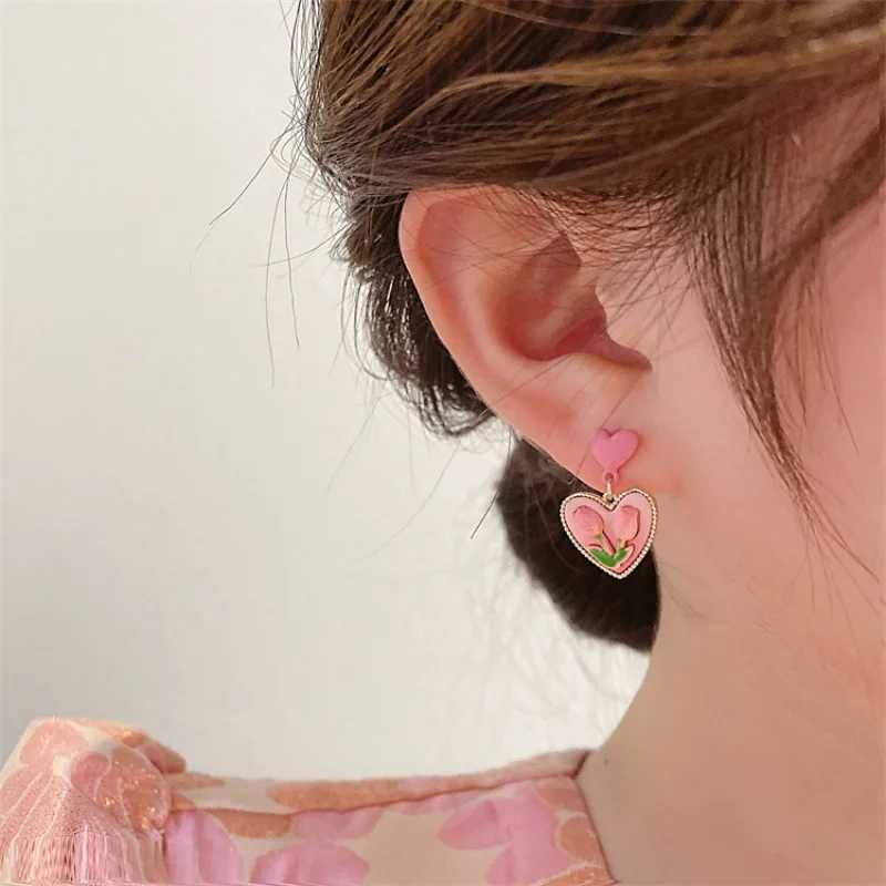 Summer Tulip Pink Love Ear Clip Womens New Small and High End Flower Style Fake Ear Piercing Womens Earrings Trend 2023 GiftX240913