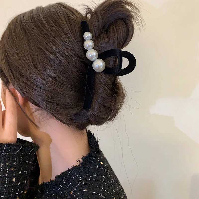 New Arrival Hair Claw in Black Velvet and Pearl French Elegant Hair Accessory Hairstyle Vintage Chic Claw Clip Shark Teeth GripX240912