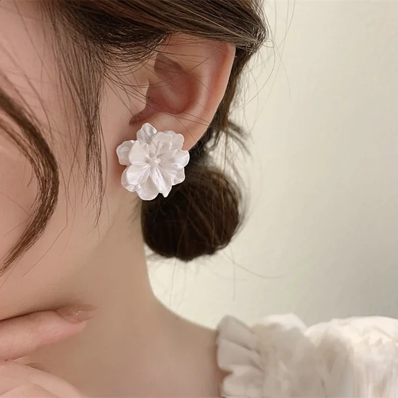 White Flower Stud Earrings for Women Folded Acrylic Side Charming Sweet Floral Girls Japanese Style Ear Jewelry 2023 240906