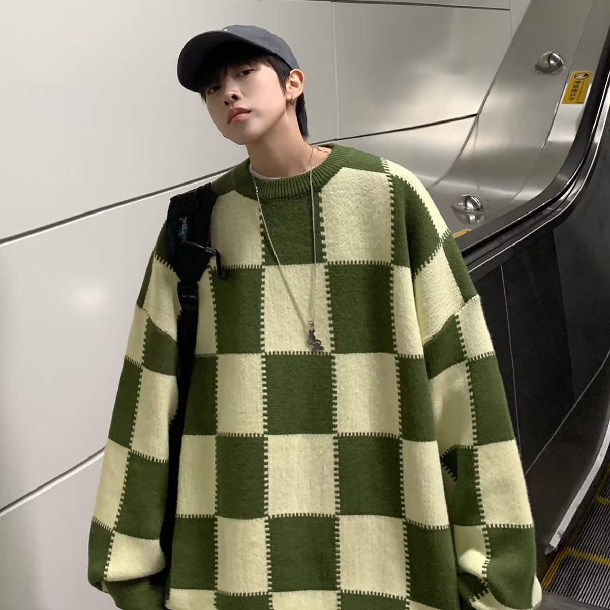 Men Sweaters Hong Kong style autumn and winter new checkered sweater mens round neck pullover knitted sweater Hong Kong style retro top Mens crew neck