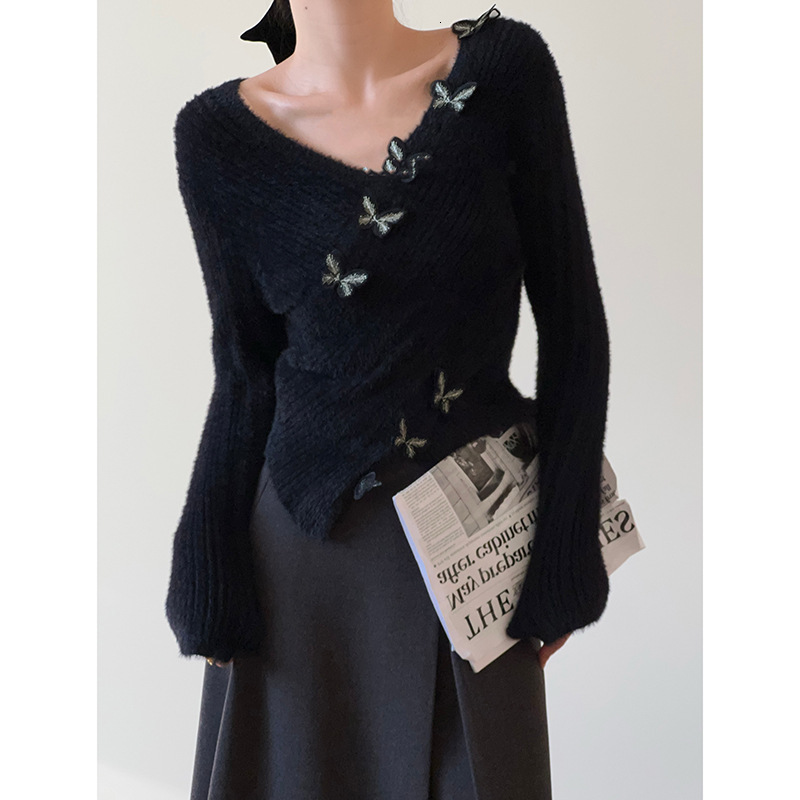 French style pure desire white cross V-neck bow sweater for women in autumn winter, with a niche design and knitted inner as the base layer