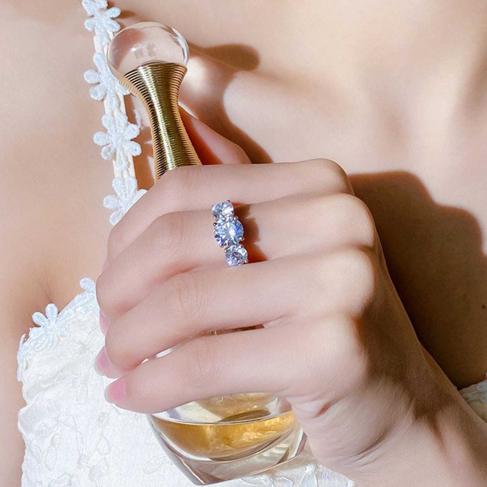 Rings IU 2CT 4CT D Colored Moissanite Engagement Ring Original sterg sier 3-stone Wedding Promise Band GRA Jewelry J240909