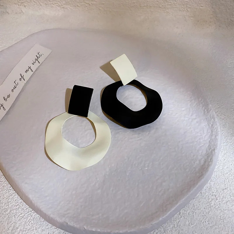 Asymmetric Hollow Round Earrings Black White Contrasting Colors Circle Drop Earring Simple Geometry Statement Jewelry 240906