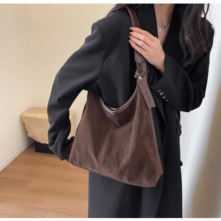 Large Capacity Hand Bill Shoulder Deerskin Veet Retro Niche with Tote Bucket Womens Bag 240910 c0be