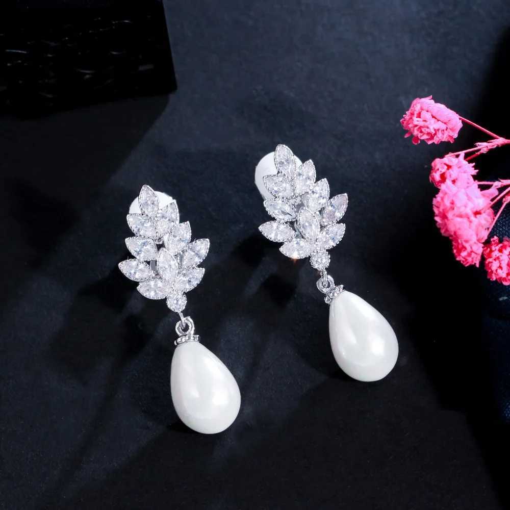 CWWZircons Shiny Cubic Zirconia Pave Leaf Shape Dangling Pearl Non Pierced Ear Clips on Earrings for Women without Hole CZ037X240913