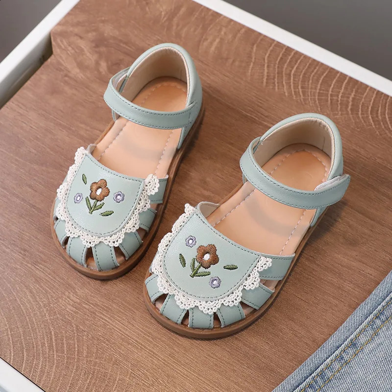 Summer girls sandals with exquisite embroidery and lace childrens casual sandals with soft leather near toe small childrens shoes 240913