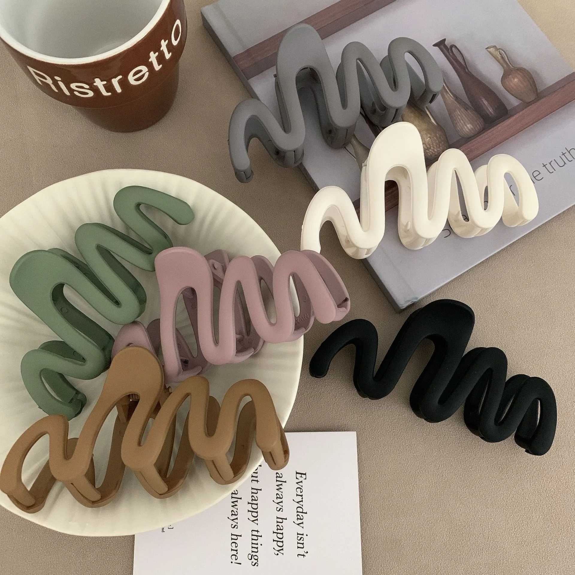 2023 New Trendy Curve Matt Hair Claw Clip Large Shark Crab Hair Clips Women Hair Accessories INS Female Back of Head HairpinX2409