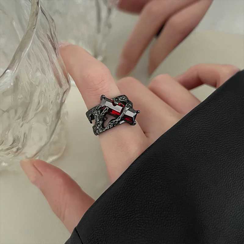 Band Rings 2023 New Punk Black Thorns Vine Twine Red Rhinestones Hollow Unsex Couple Finger Ring Women Men Jewelry Gift H240913