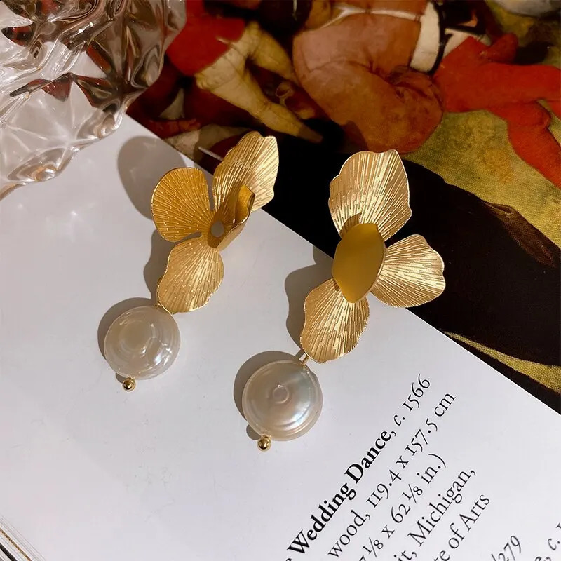 Elegant Natural Freshwater Pearls Earrings For Women Vintage Golden Petals Flower Drop Earring Jewelry Party Wedding 240906