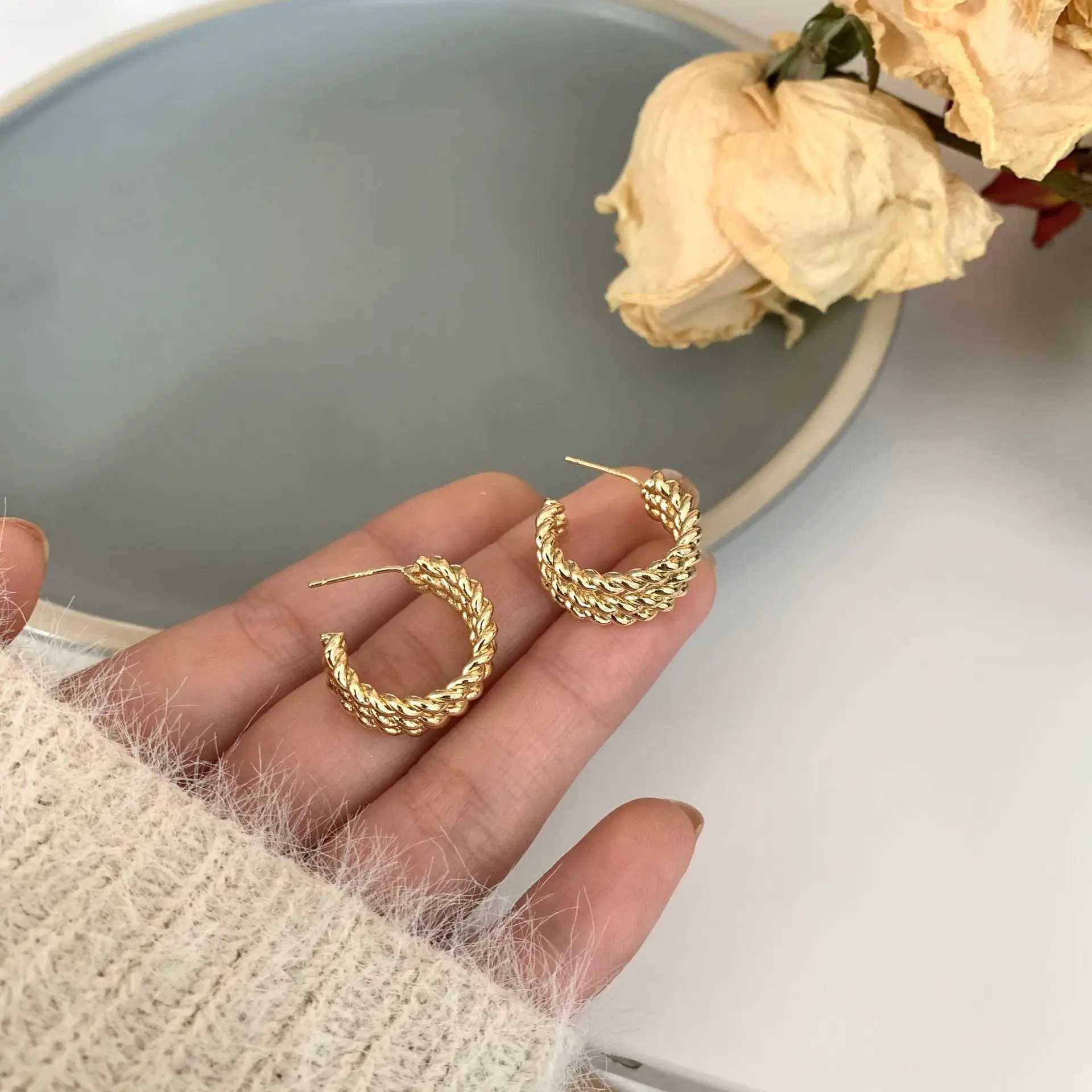 Simple Golden Twist Small Round Ear Clip Earrings Female European American Fashion Retro C Shaped Clip Earrings Without PiercingX240913